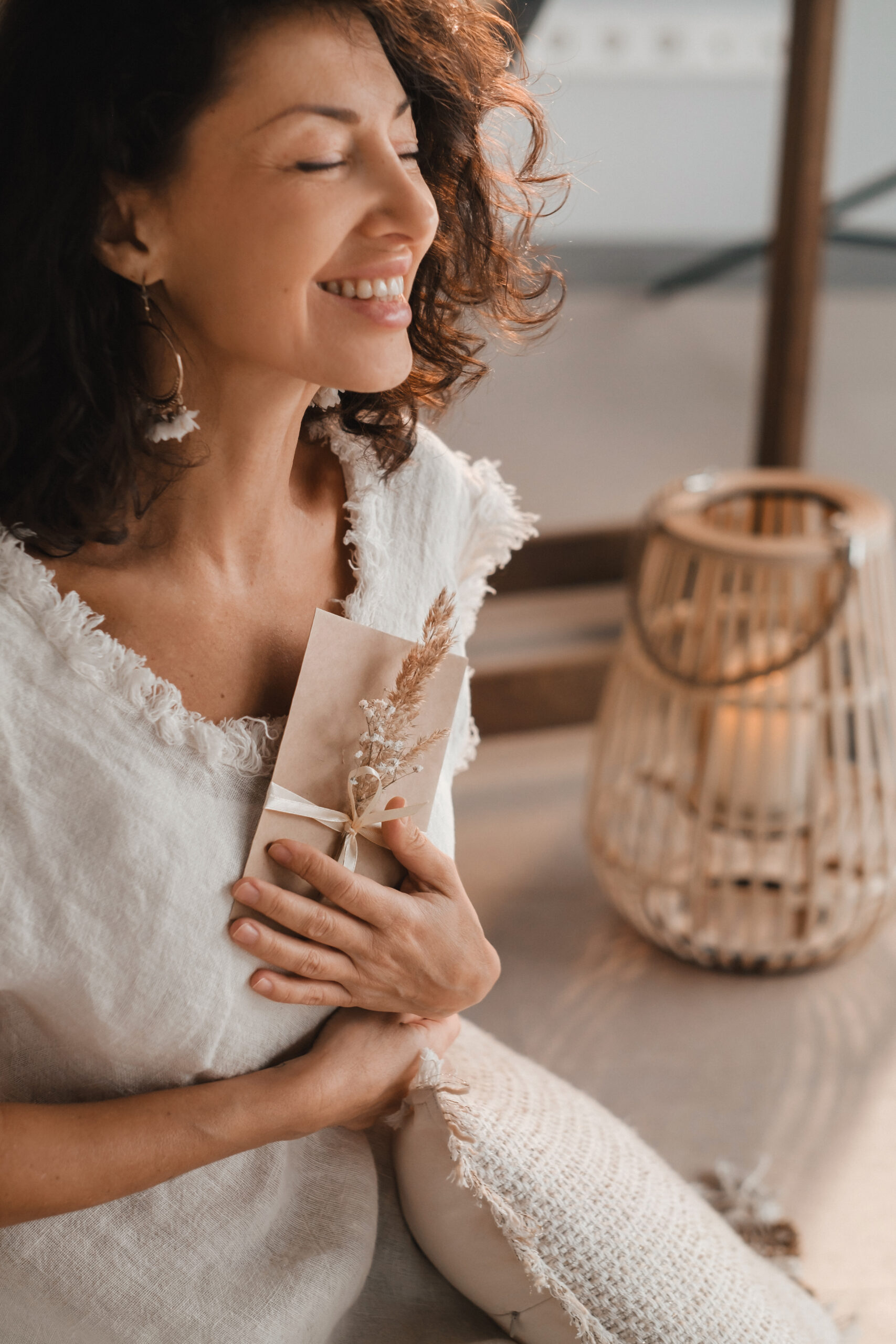 A woman in white clothes holds an envelope with a wish in her hands. The concept of a women’s circle